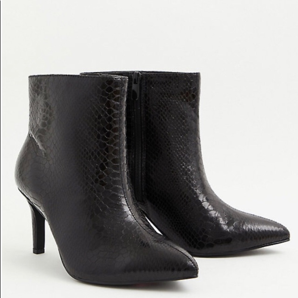 BLACK SNAKESKIN FAUX LEATHER BOOTIE 10 (WW)
